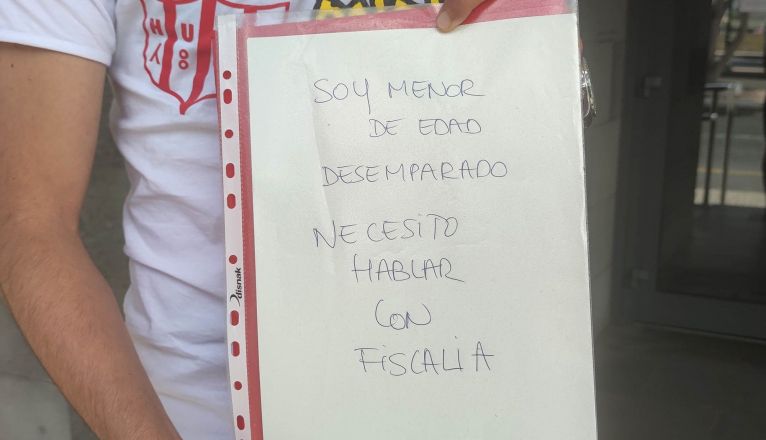 El cartel con el que Anass ha acudido a las puertas de los Juzgados El cartel con el que Anass ha acudido a las puertas de los Juzgados