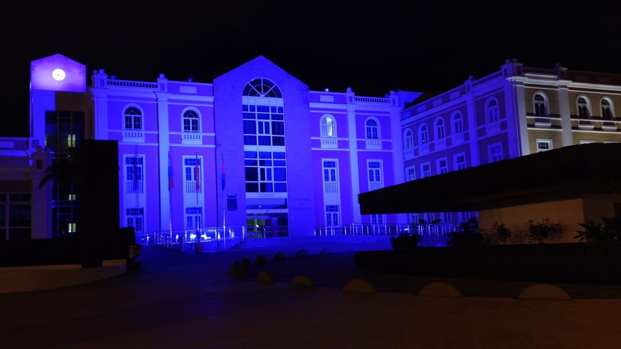 La fachada del Cabildo de Lanzarote, iluminada de violeta por el Día de la Mujer