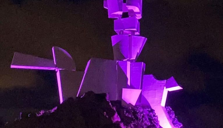 Imagen del Monumento al Campesino iluminado de violeta