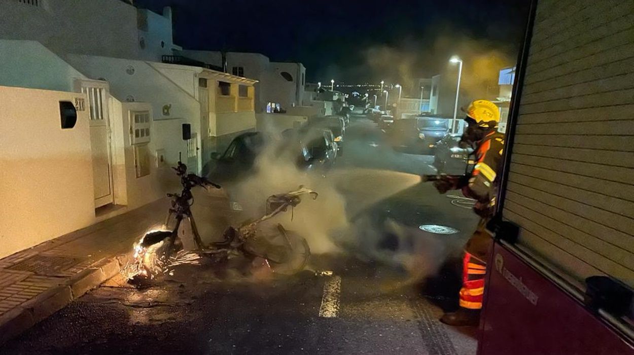 Incendio de una moto en Playa Honda