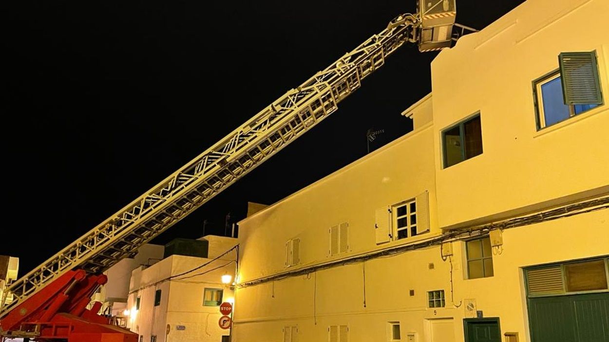 Los bomberos, accediendo por una claraboya a una vivienda de Arrecife