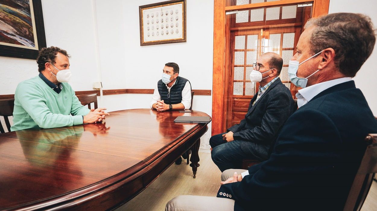 Reunión en el Ayuntamiento de Teguise con los productores de Brutal Media