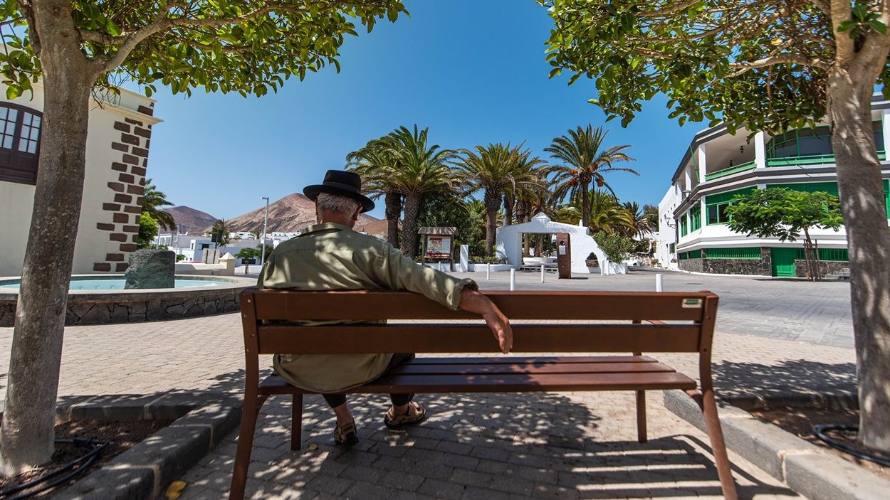 Un hombre mayor sentado en un banco en San Bartolomé