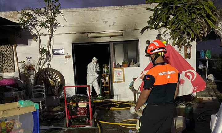Herida grave en un incendio en una vivienda en Conil. Foto: Protección Civil de Tías