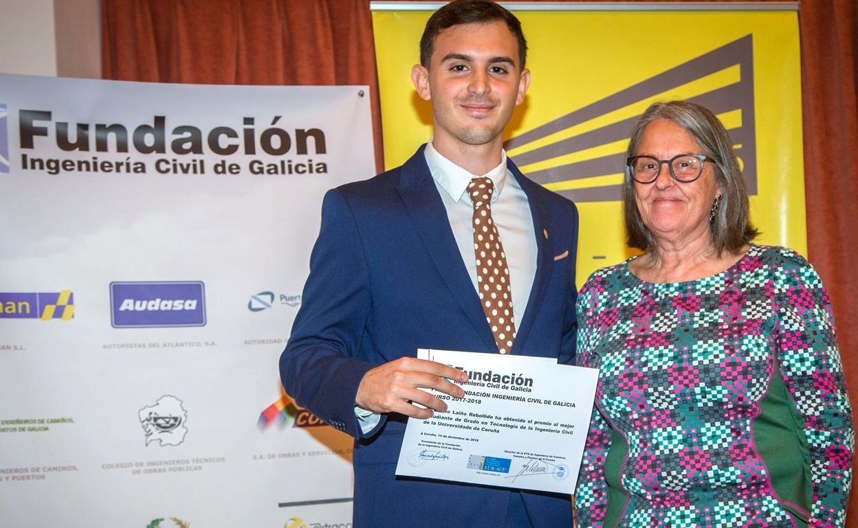 Emilio Laíño, recogiendo uno de los premios fin de carrera