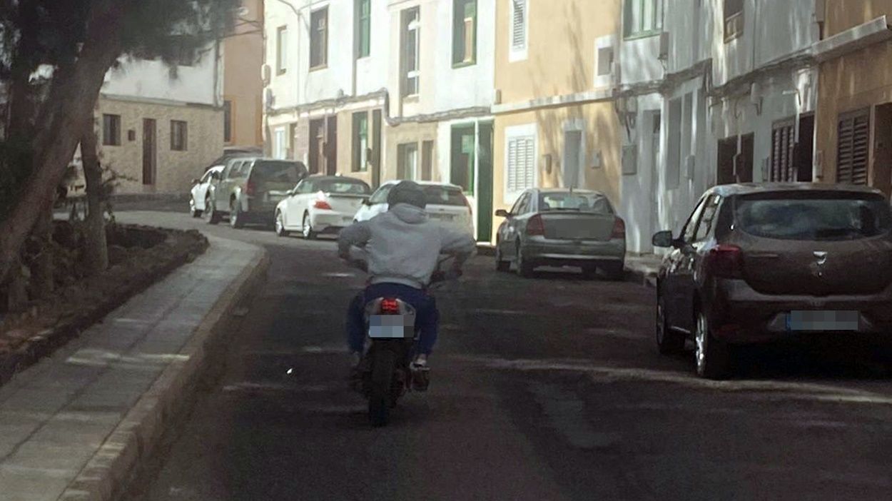 El presunto ladrón, conduciendo la moto