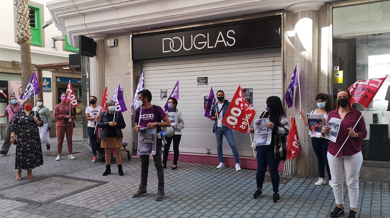 Concentración frente a la perfumería Douglas de la calle Real de Arrecife