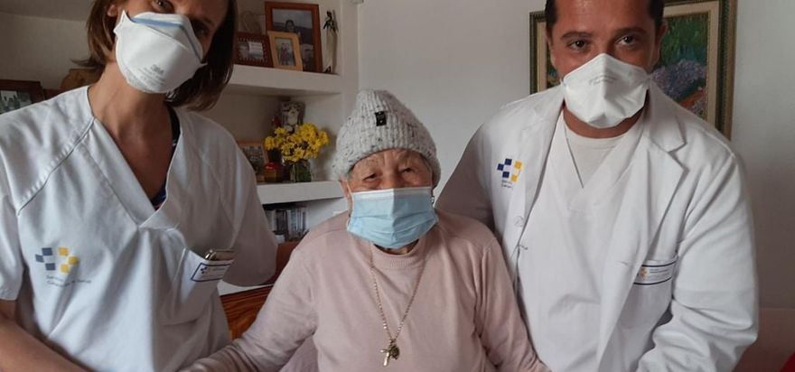 Lila González, recibe la segunda dosis de la vacuna contra la covid
