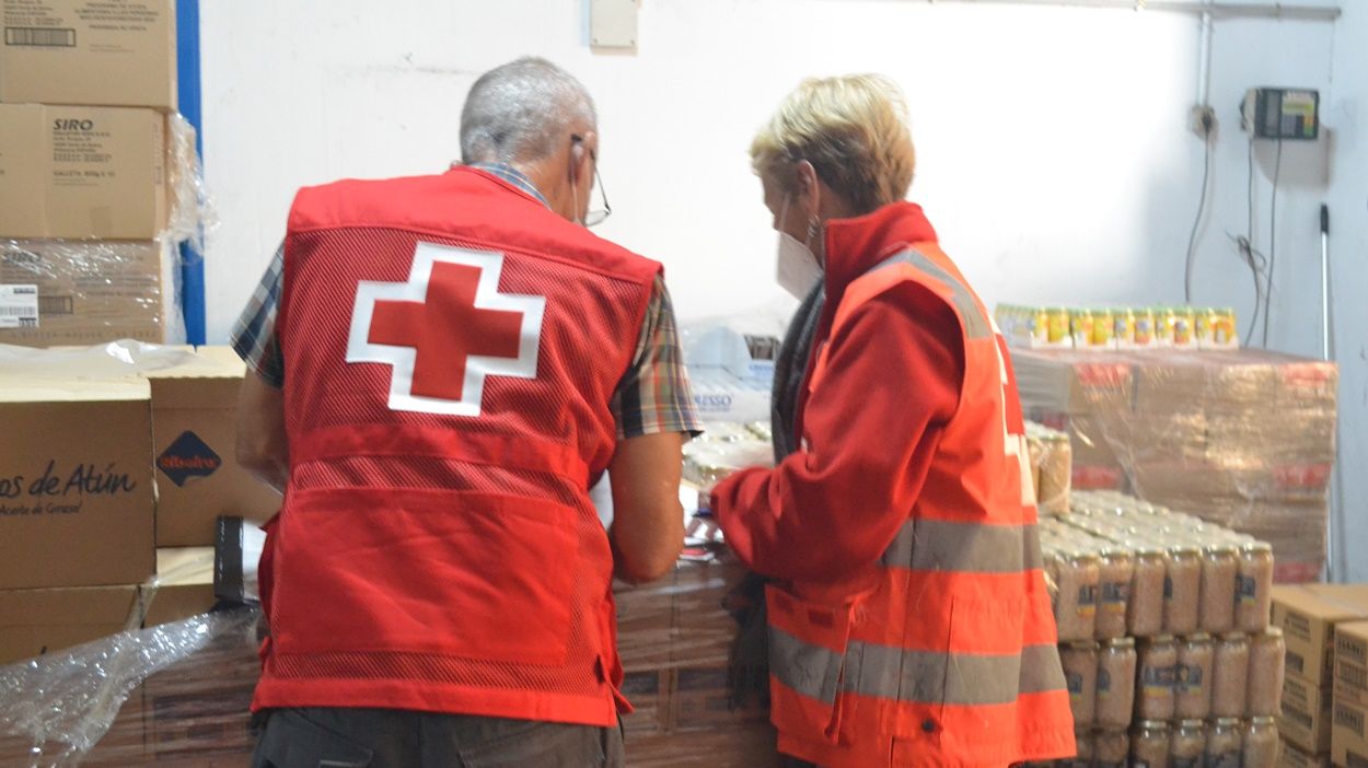Reparto de alimentos de Cruz Roja