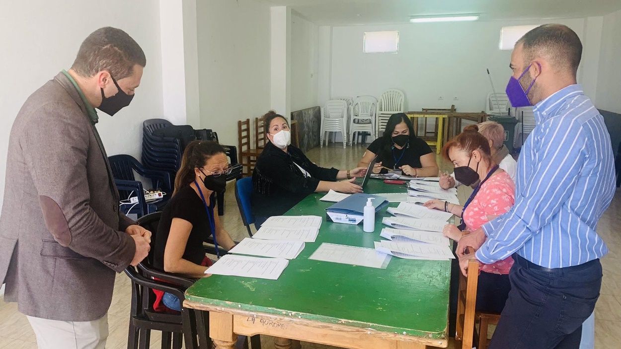 Monitoras contratadas por el Ayuntamiento de Yaiza para hacer una encuesta a los jóvenes