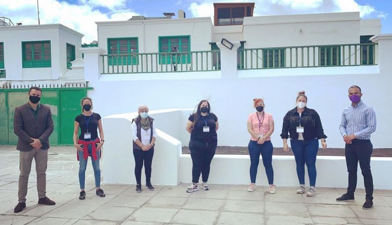 Monitoras contratadas por el Ayuntamiento de Yaiza para hacer una encuesta a los jóvenes Monitoras contratadas por el Ayuntamiento de Yaiza para hacer una encuesta a los jóvenes