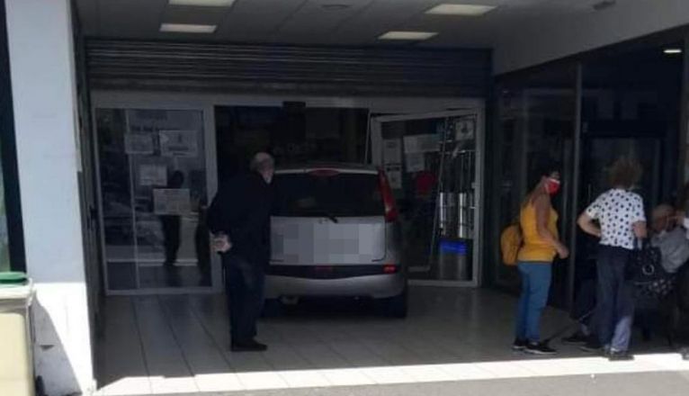 Coche empotrado contra el Hiperdino de Valterra Coche empotrado contra el Hiperdino de Valterra