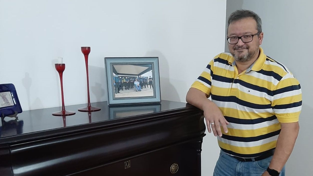 Carmelo Alemán, posando junto a una foto de cuando abandonó el Hospital Molina Orosa