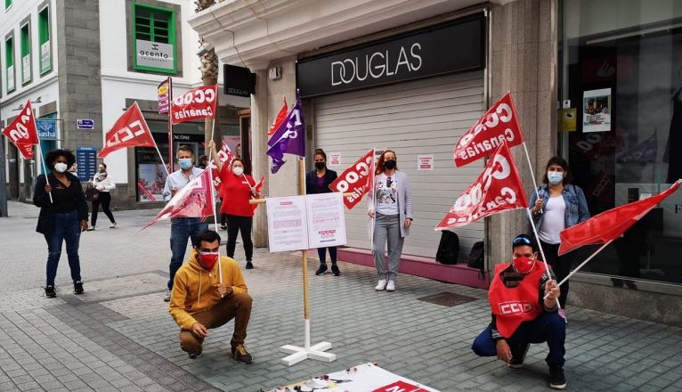 Protesta de CCOO ante la perfumería Douglas de la calle Real