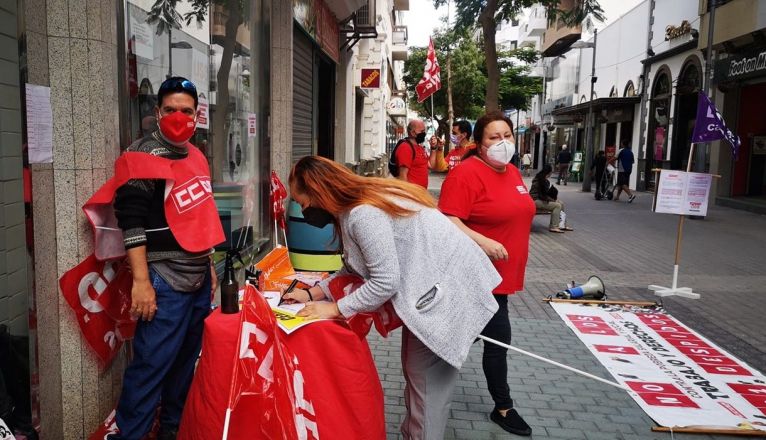 Concentración ante la perfumería Douglas de la calle Real