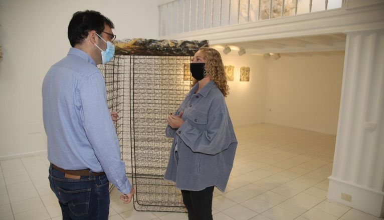 La artista Pepa Sosa, junto a una de sus obras La artista Pepa Sosa, junto a una de sus obras
