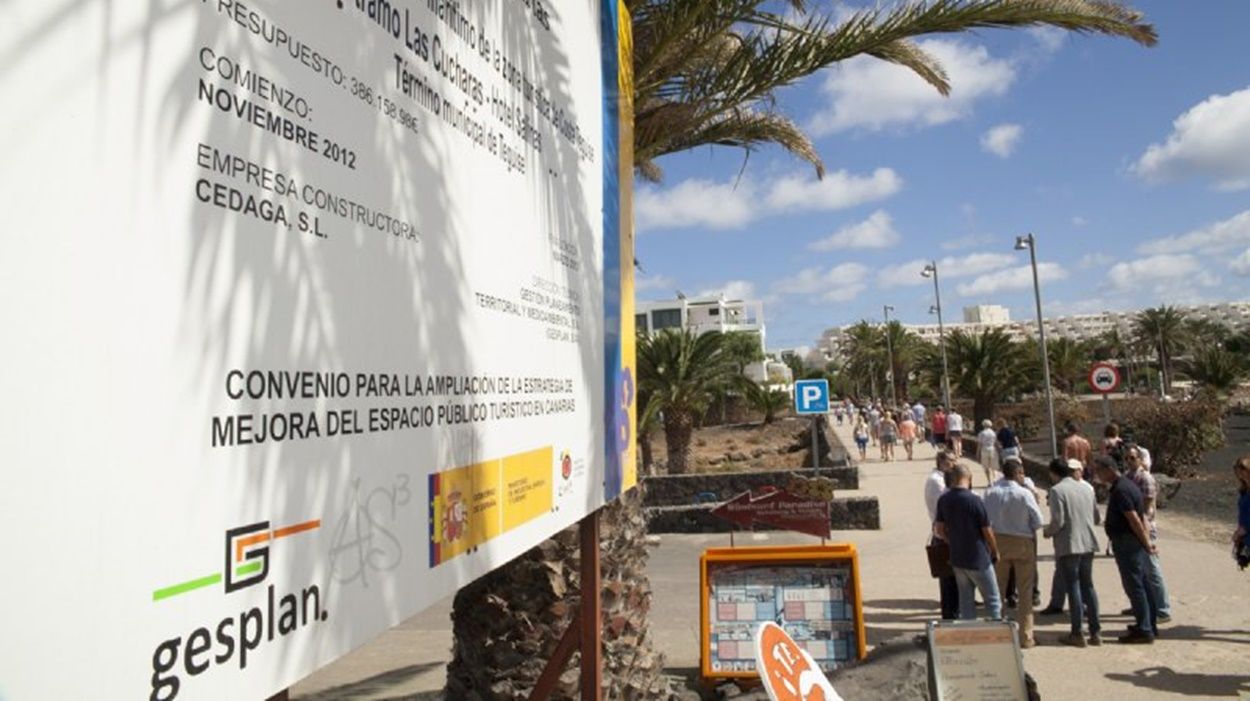 Cartel de obras en el Paseo de Las Cucharas de Costa Teguise