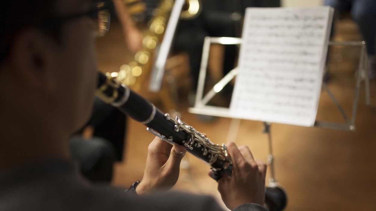 Músico tocando el clarinete