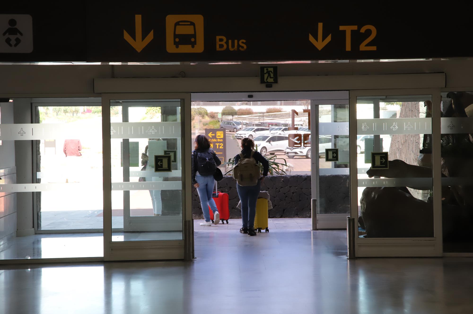 Viajeros saliendo del aeropuerto de Lanzarote 
