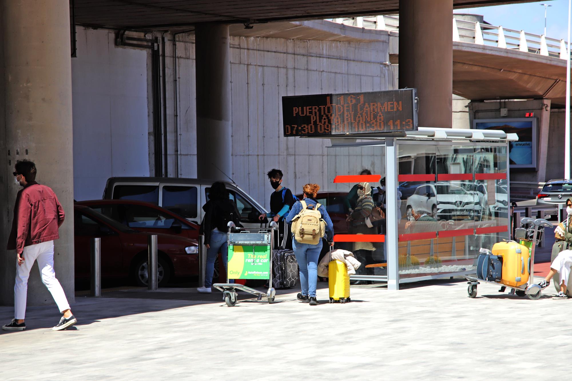 Turistas llegando a Lanzarote, a la salida del aeropuerto