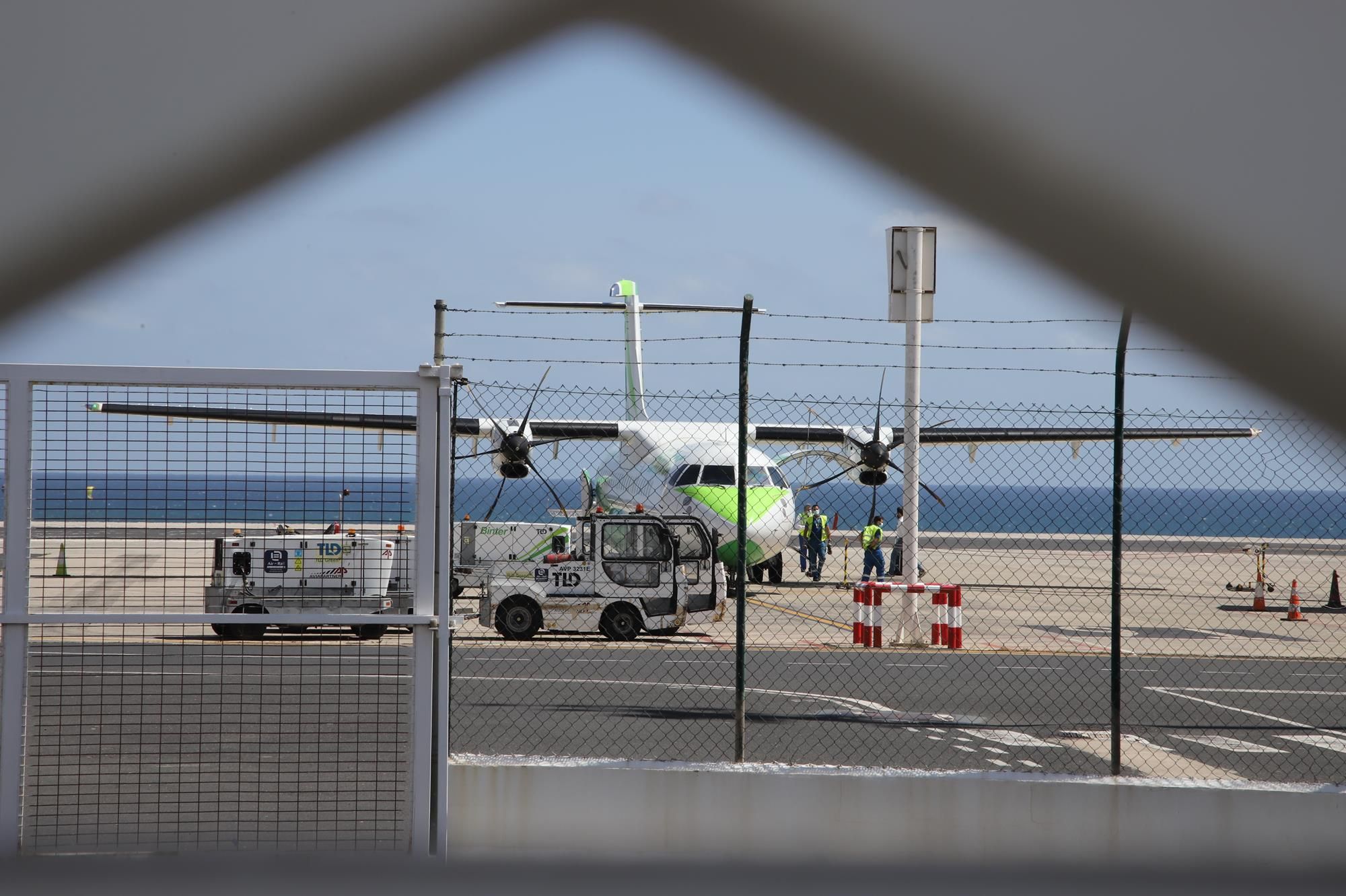 Un avión de Binter en la pista del aeropuerto de Lanzarote
