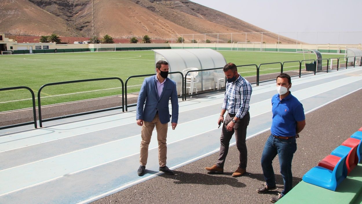 Visita de los representantes públicos de Yaiza a las canchas y pista de atletismo objeto de la intervención
