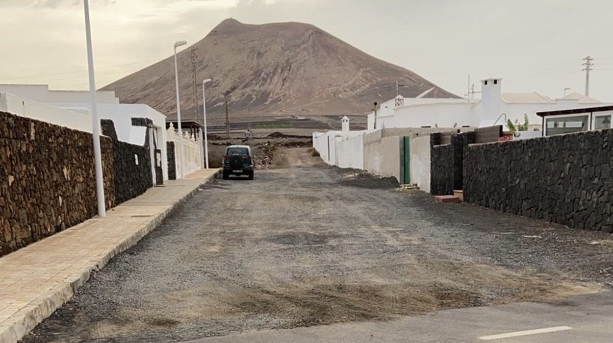 Una de las calles de Güime que el PP reclama que se asfalte