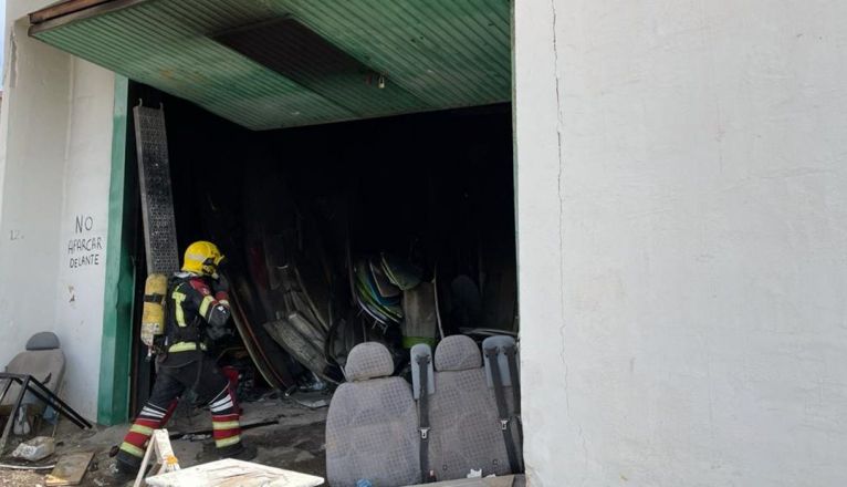 Los bomberos extinguiendo un incendio en un garaje de Soo
