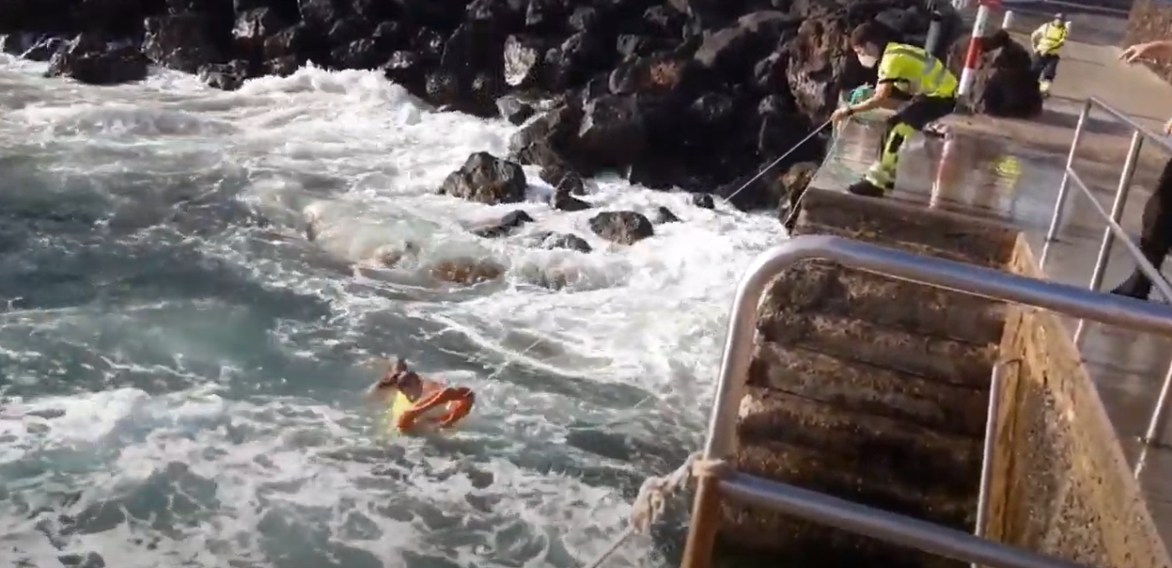 Difícil rescate en el muelle de Playa Chica. Imagen: Silke Buchner