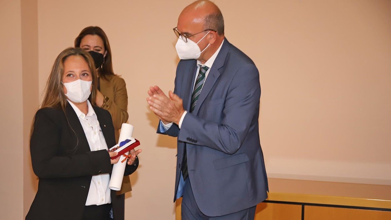 La presidenta de Cruz Roja Lanzarote recibe la medalla al Mérito de la Protección Civil. Fotos: Sergio Betancort 