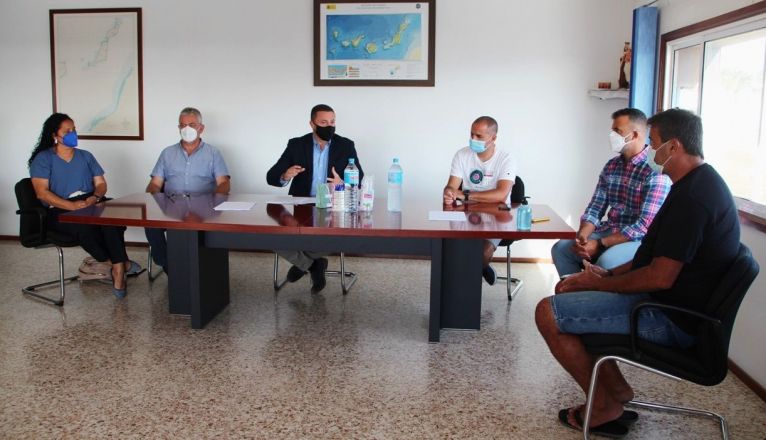 Reunión del Ayuntamiento de Yaiza con las cofradías de pescadores de la isla Reunión del Ayuntamiento de Yaiza con las cofradías de pescadores de la isla
