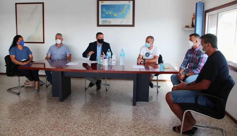 Reunión del Ayuntamiento de Yaiza con las cofradías de pescadores de la isla