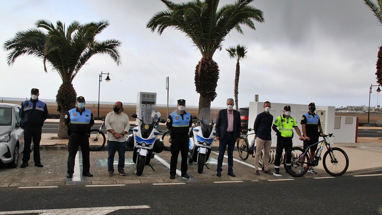 Tías presenta sus nuevos vehículos eléctricos y los dos nuevos puntos de recarga en Puerto del Carmen