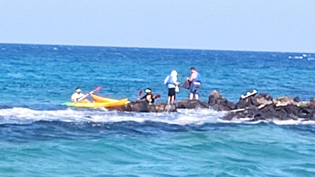 Rescate de dos personas que estaban en apuros en el mar en Arrecife