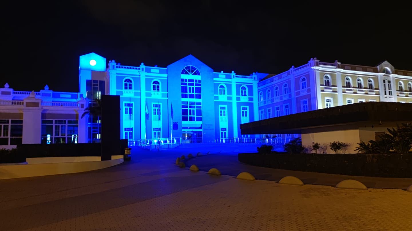 El Cabildo de lAnzarote se tiñe de azul por el Día Mundial del Autismo