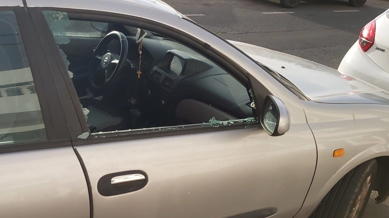 Coche con los cristales rotos en el barrio de Maneje