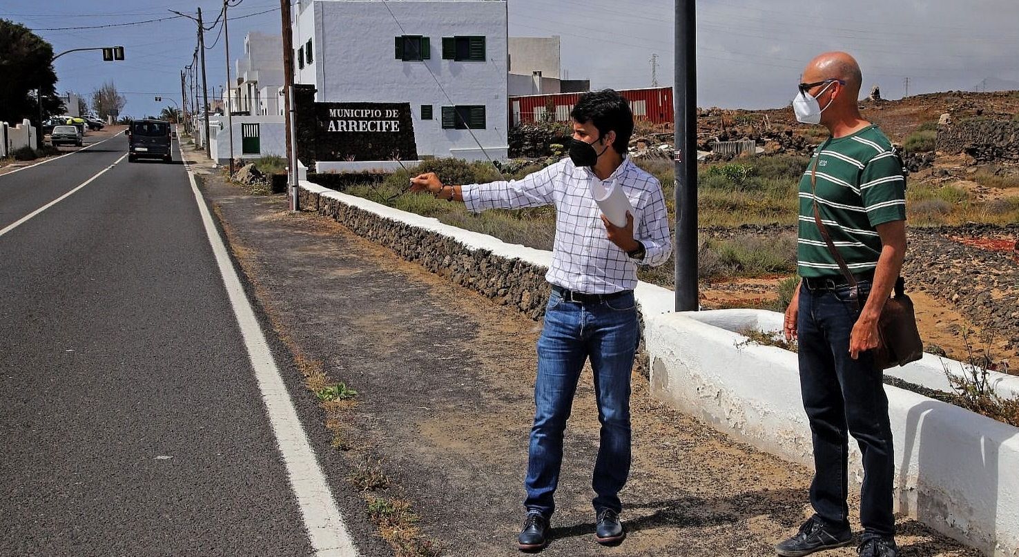El concejal del PSOE Marcos Bergaz, en la zona de Las Caletas por donde debe transcurrir el carril bici
