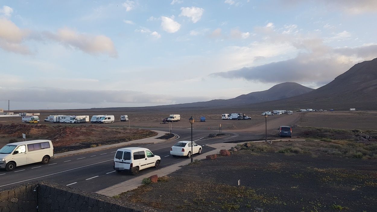 Autocaravanas y vehículos aparcados en Los Ajaches