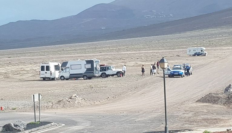 Agentes de la Policía Local en Los Ajaches, en la mañana siguiente al desalojo