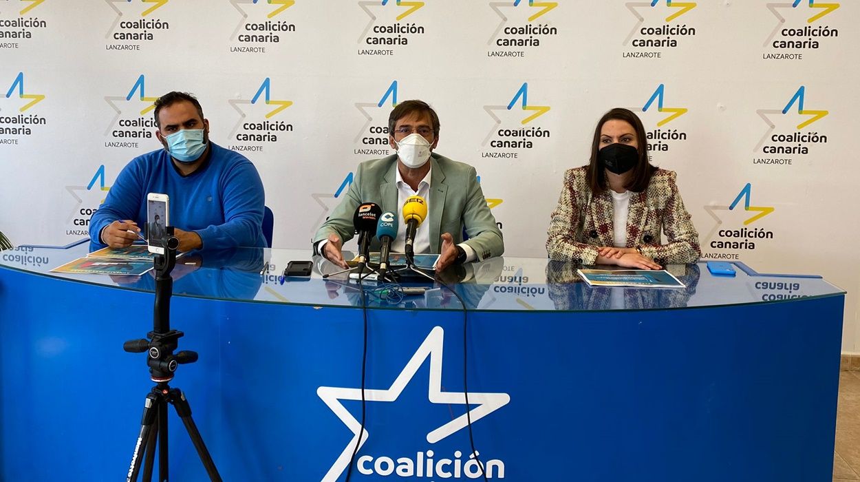 Los consejeros de CC Pedro San Gines, Samuel Martín y Migdalia Machín, en una rueda de prensa
