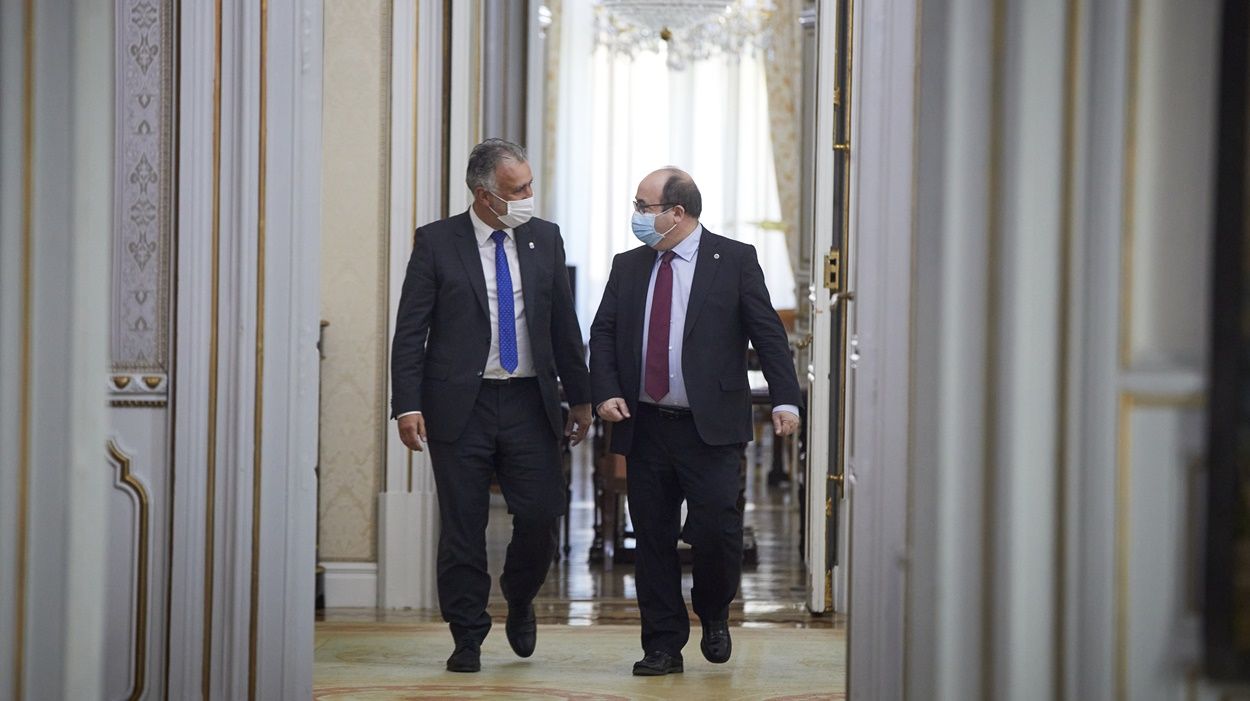 Reunión de Ángel Víctor Torres con el ministro Miquel Iceta