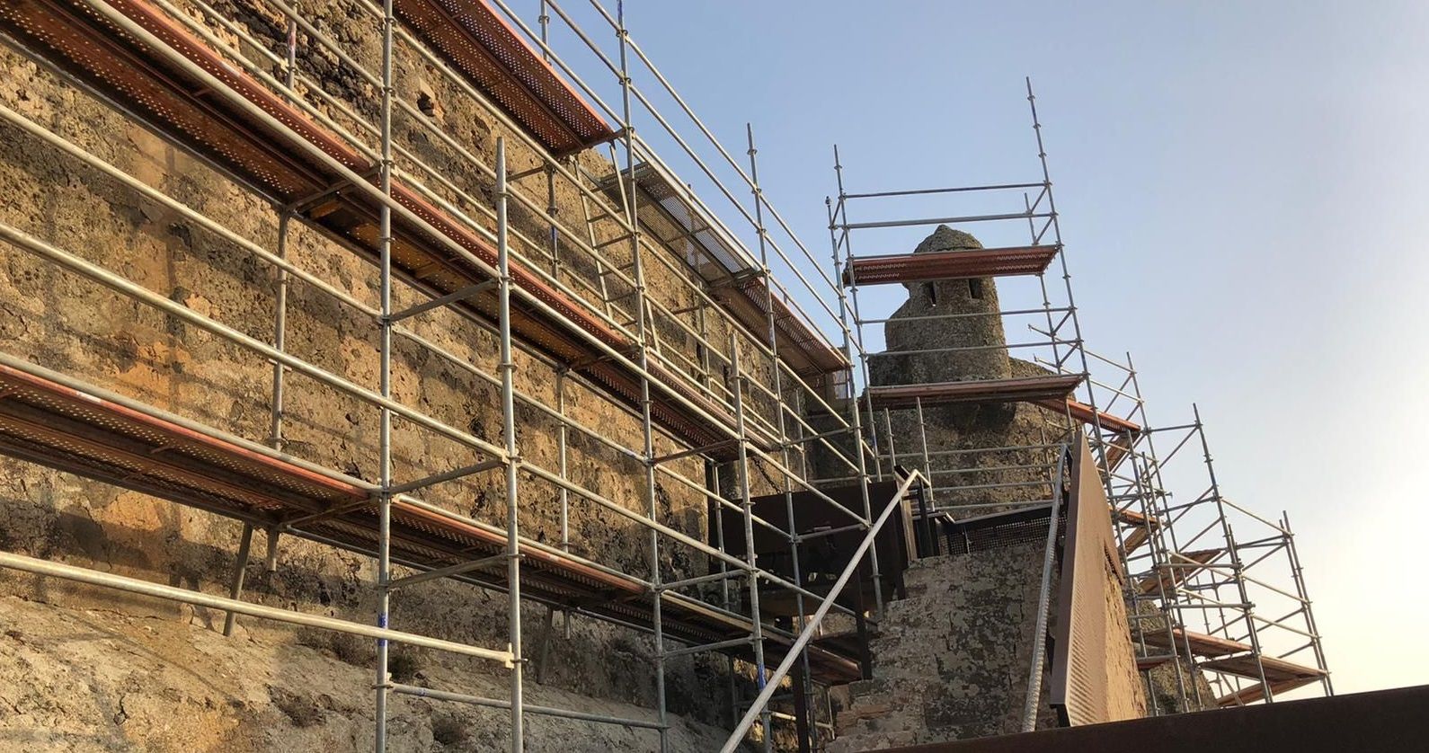 Image of the Castle of Santa Bárbara with the scaffolding of the works