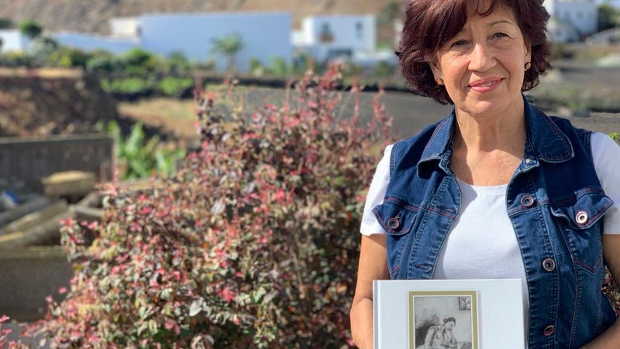 Inés Rojas, posando con su libro