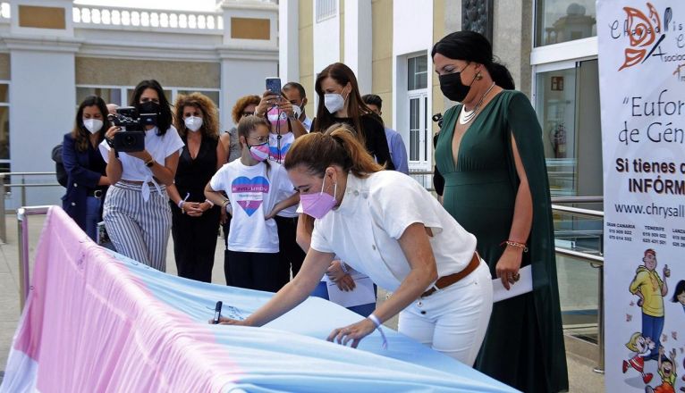 La presidenta del Cabildo, firmando la Bandera Trans La presidenta del Cabildo, firmando la Bandera Trans