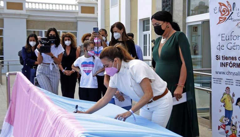 La presidenta del Cabildo, firmando la Bandera Trans