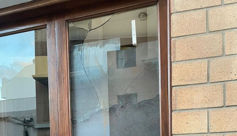 Cristales rotos en la fachada de la patelería tras el robo Cristales rotos en la fachada de la patelería tras el robo