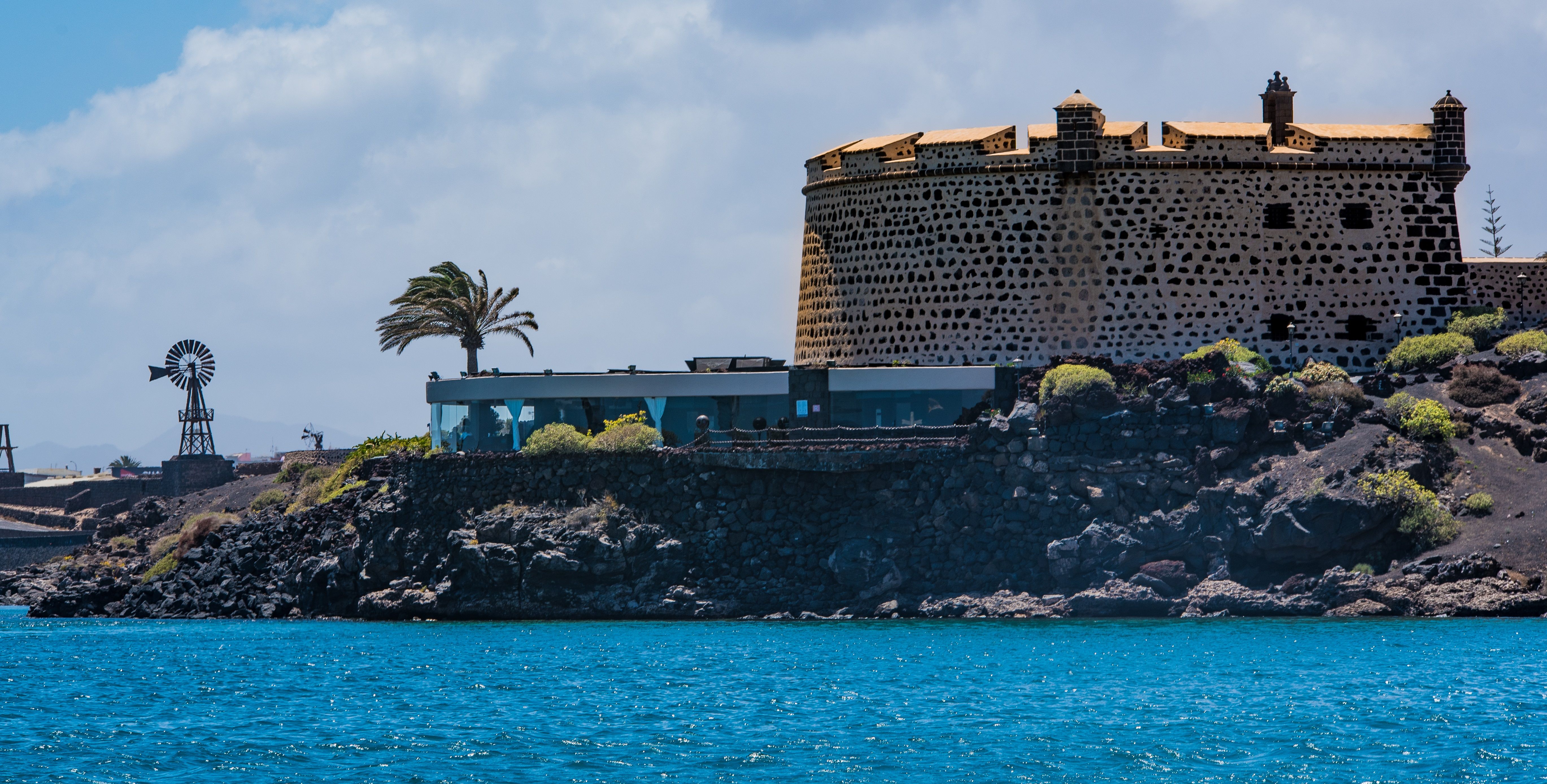 Imagen del Castillo de San José y el restaurante de los Centros Turísticos