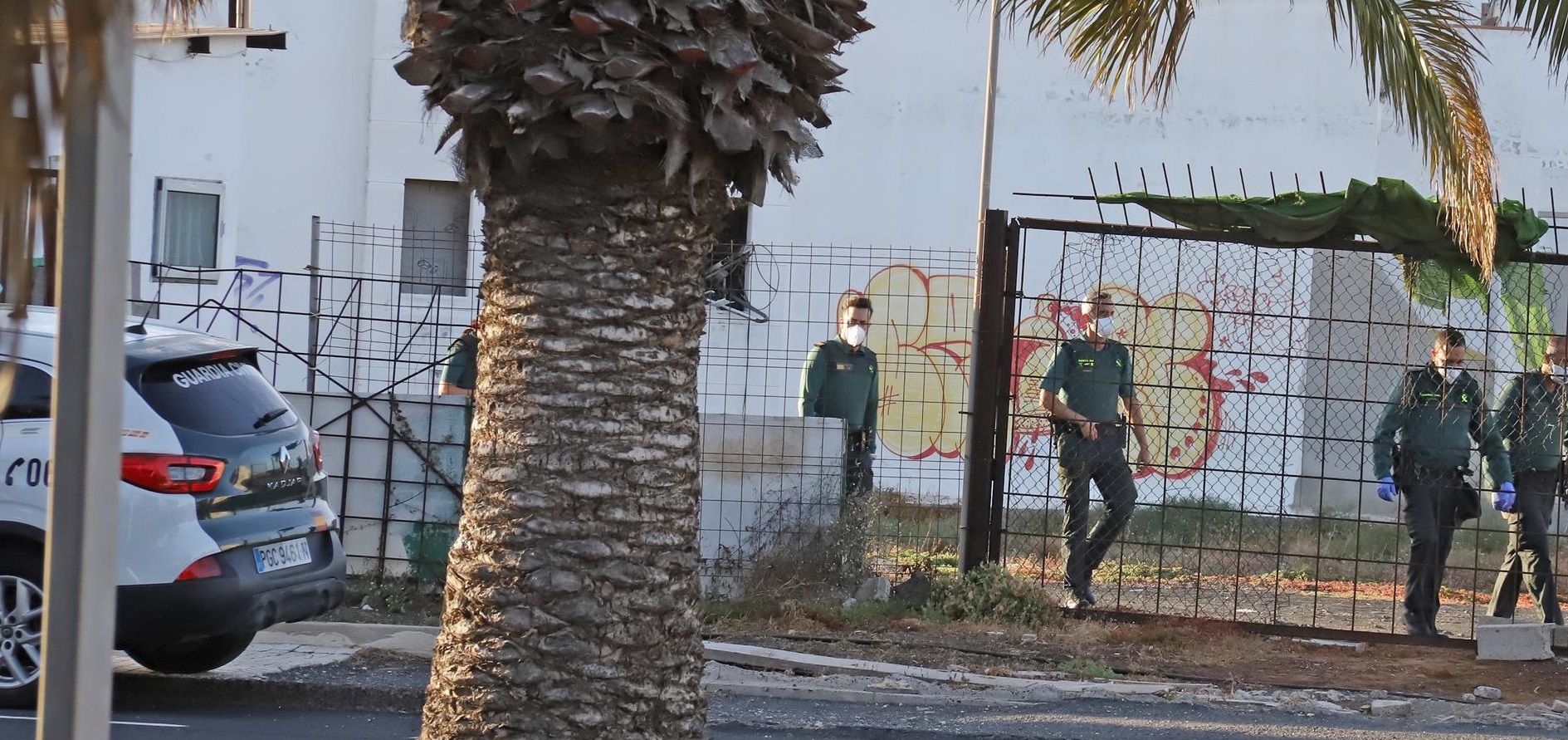 Operativo de la Guardia Civil en uno de los esqueletos abandonados de Costa Teguise (FOTOS: Sergio Betancort)