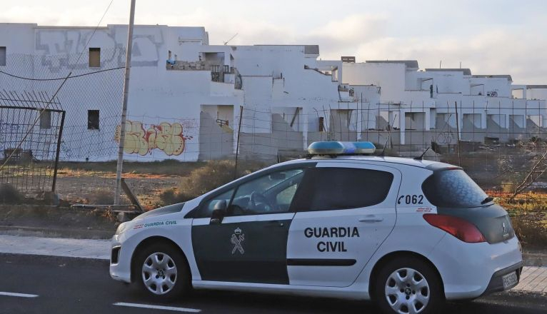 Intervención de la Guardia Civil en uno de los esqueletos abandonados de Costa Teguise