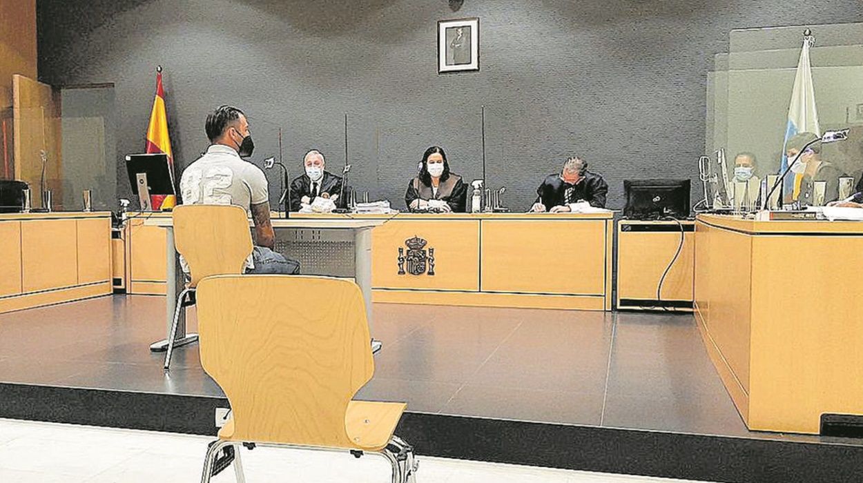 El acusado de abusar sexualmente de su hijastra adolescente, durante el juicio. Foto: La Provincia